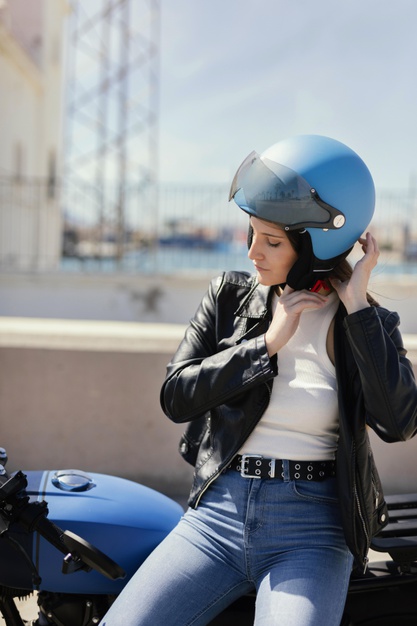 Jeune fille sur moto bleu ciel avec casque assorti