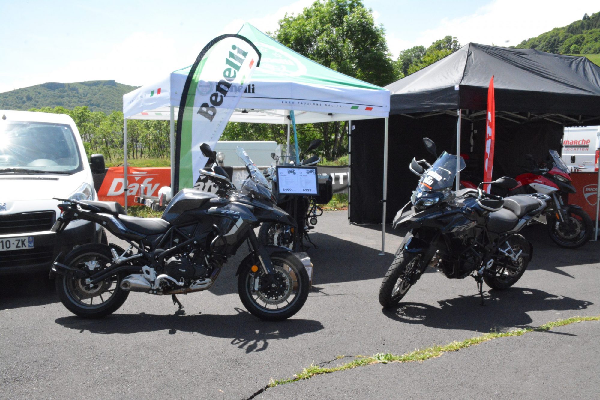 Stand Benelli avec deux motos en devanture dans un espace vert