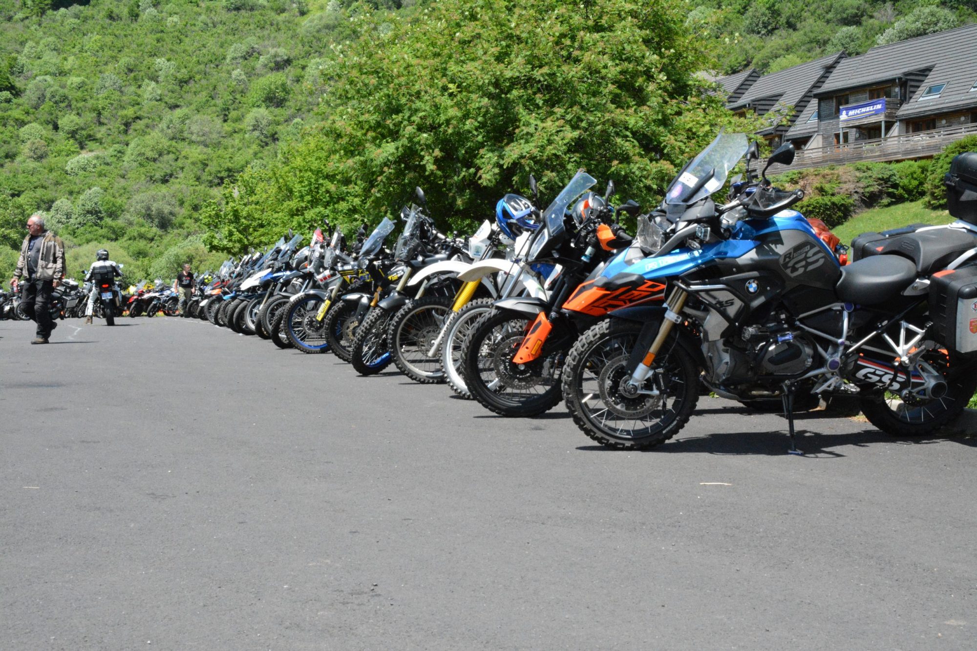 Cinquantaine de motos différentes côte a côte dans un espace vide